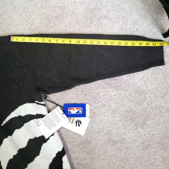 NBA Toronto Raptors Sweater  (grey) official HBC collection (NWT) - Picture 6 of 14